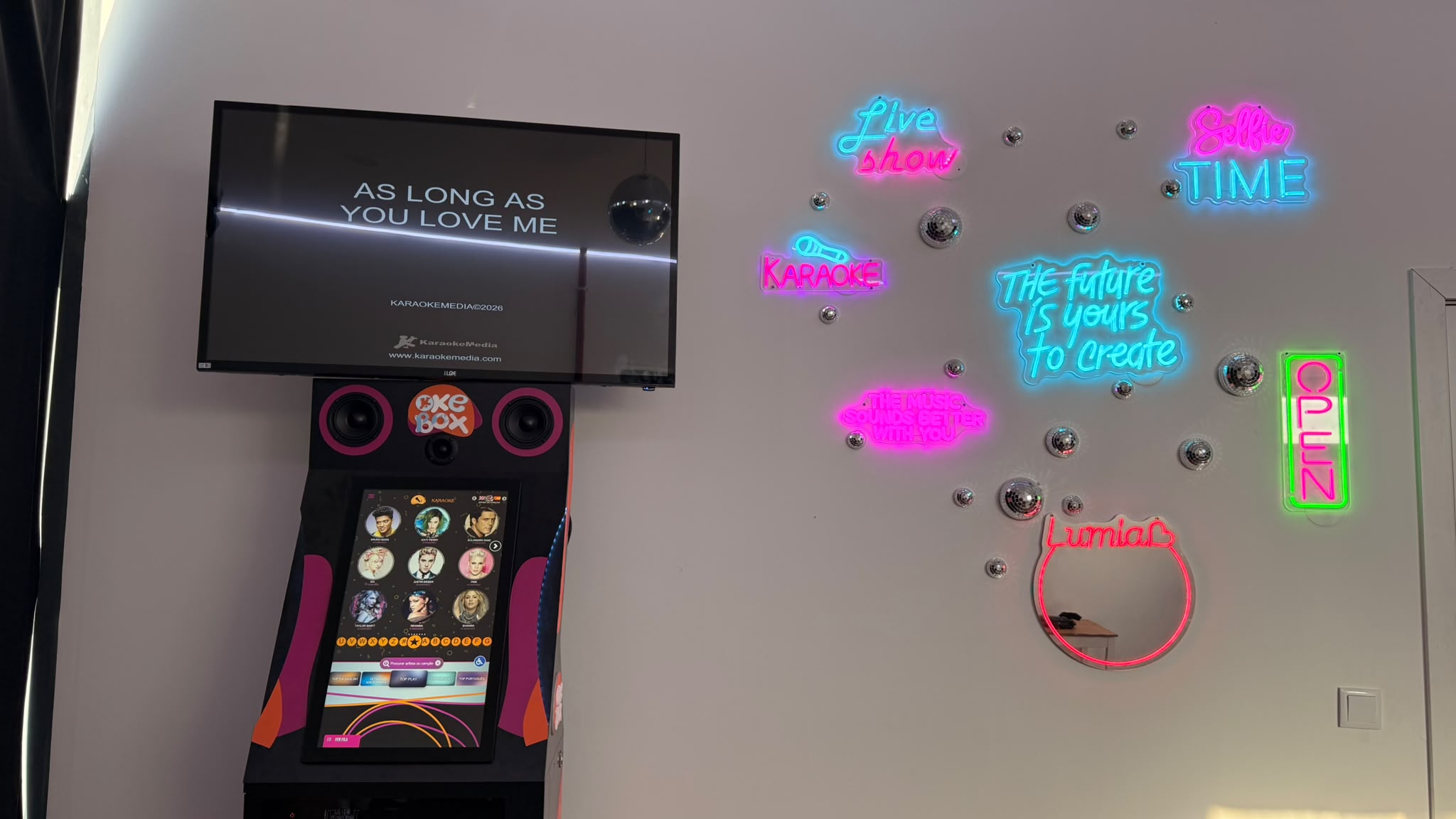 Equipamento e decoração da sala de Karaoke do Lumia Park